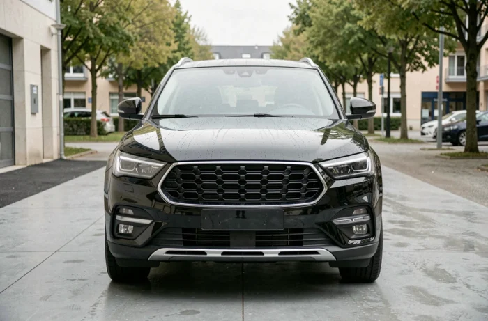 SUV noir impeccablement nettoyé avec des gouttelettes d'eau visibles dans un centre de détailing haut de gamme à Metz